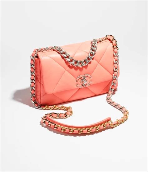 prezzo chanel 19 borsa|Borse Chanel: i prezzi e 6 modelli iconici .